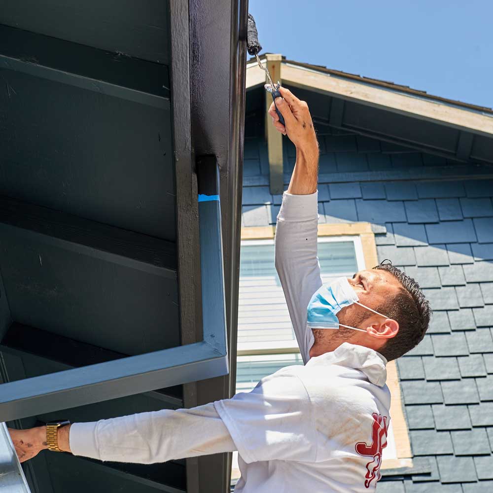 professional home outside painter